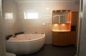 Badrum undervåning med bubbelbad och separat dusch